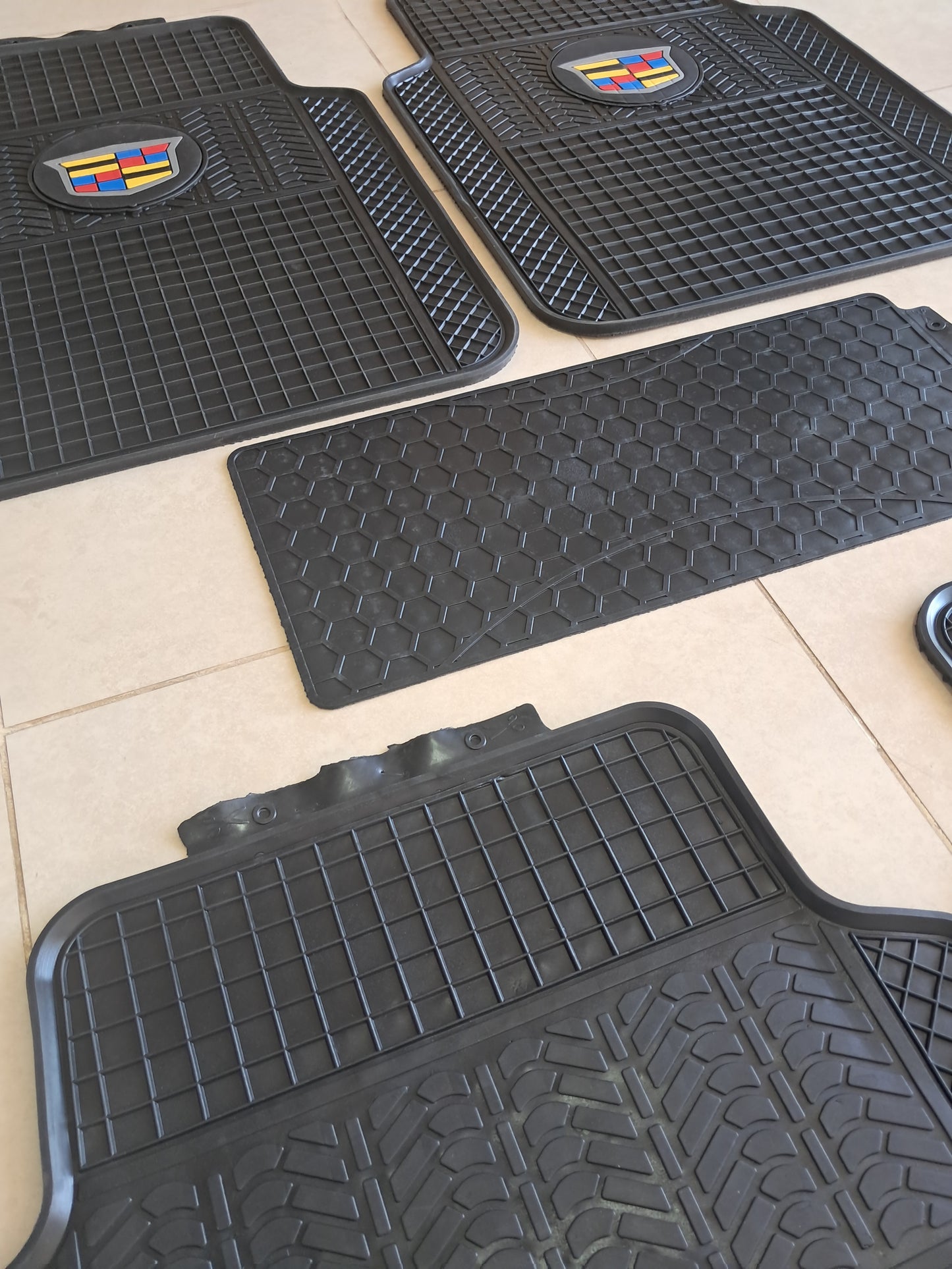 Cadillac Style Rubber Floor Mats – Universal Fit Anti-Slip All-Weather (5 PCS)