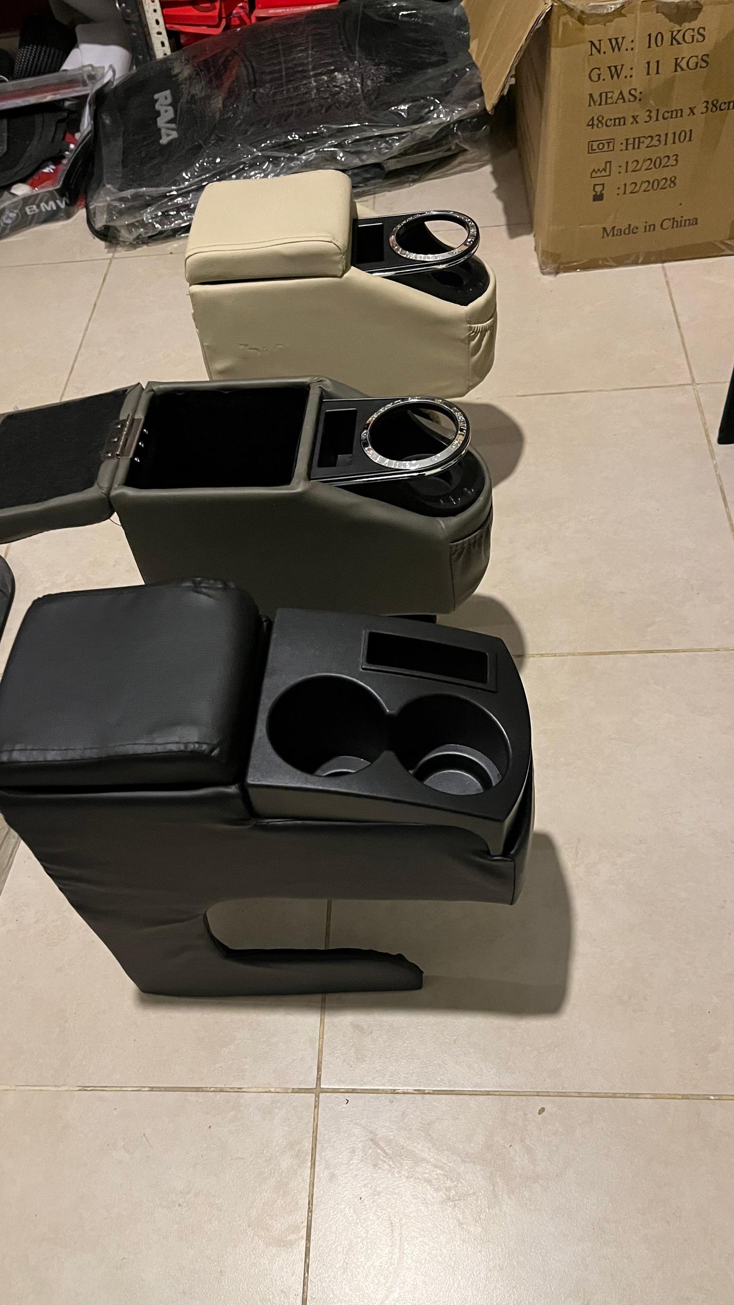 34×34×14 cm armrest with storage compartment and two cup holders, universal car center console storage box multifunctional plastic bracket armrest box for cars, vans, SUVs