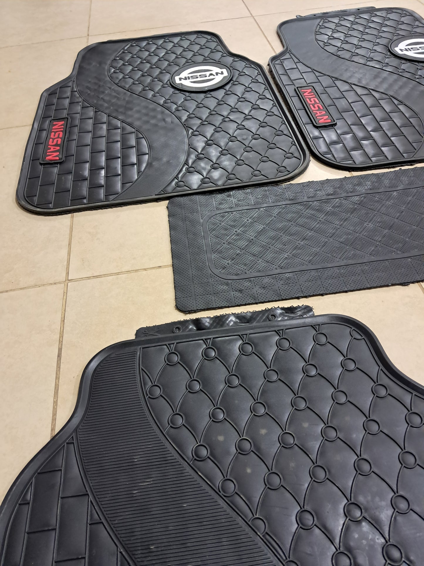 Nissan 3D Luxury Rubber Floor Mats – Universal 5PCS Set