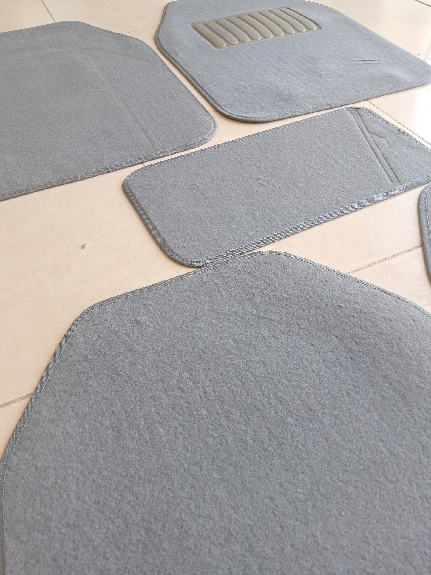 Premium Carpet Car Floor Mats – Soft Fabric Comfort Set (5 PCS)