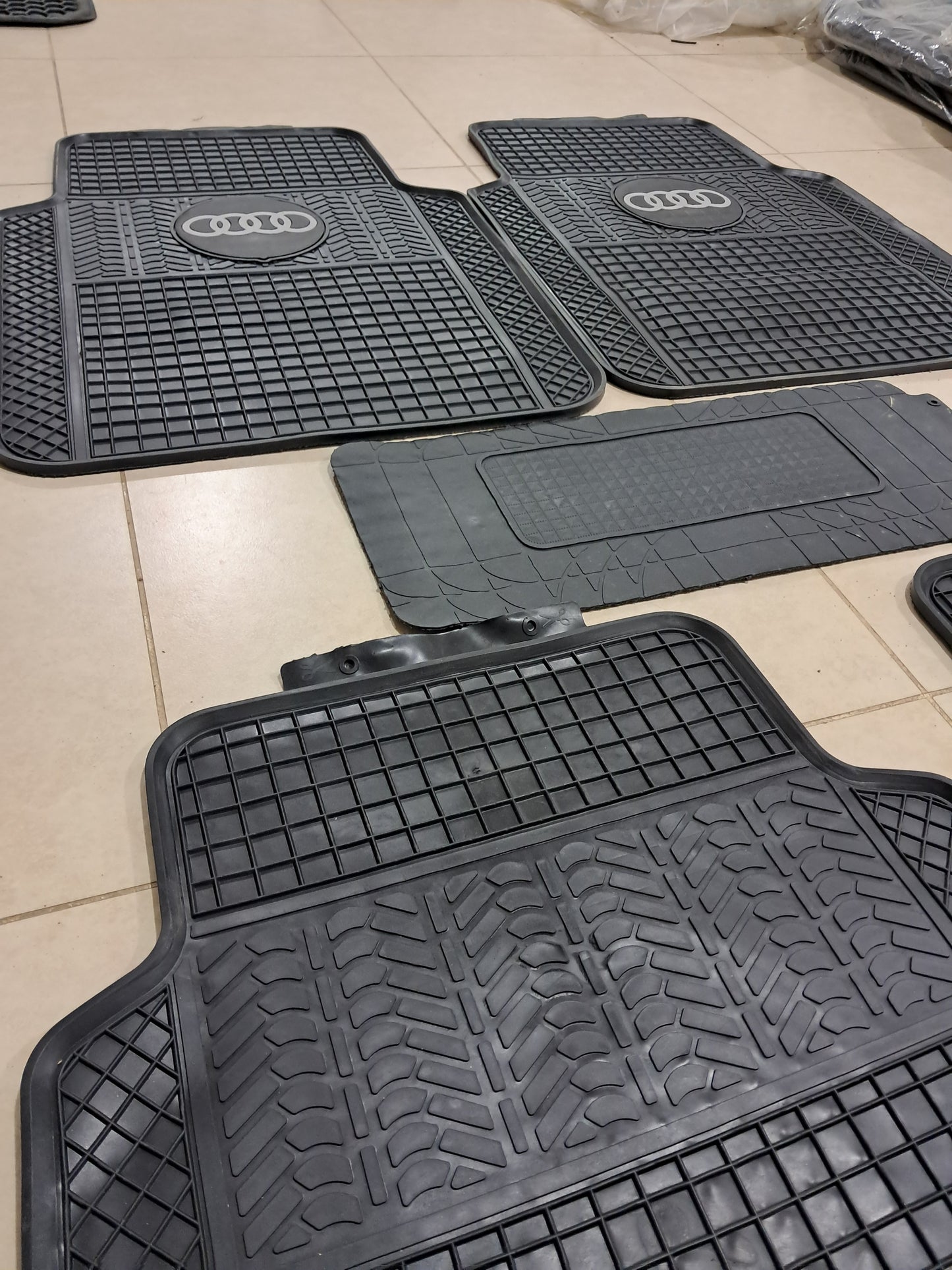 Audi Dynamic Rubber Floor Mats – All-Season Protection 5 Piece Set