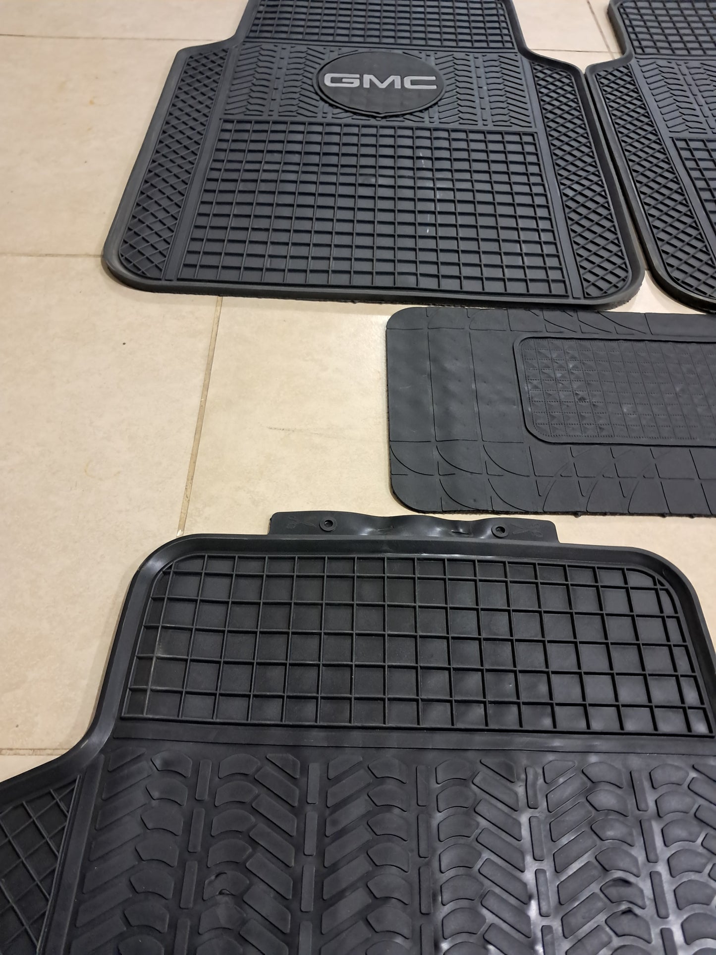 GMC Heavy Duty Rubber Floor Mats – Universal 5PCS Set
