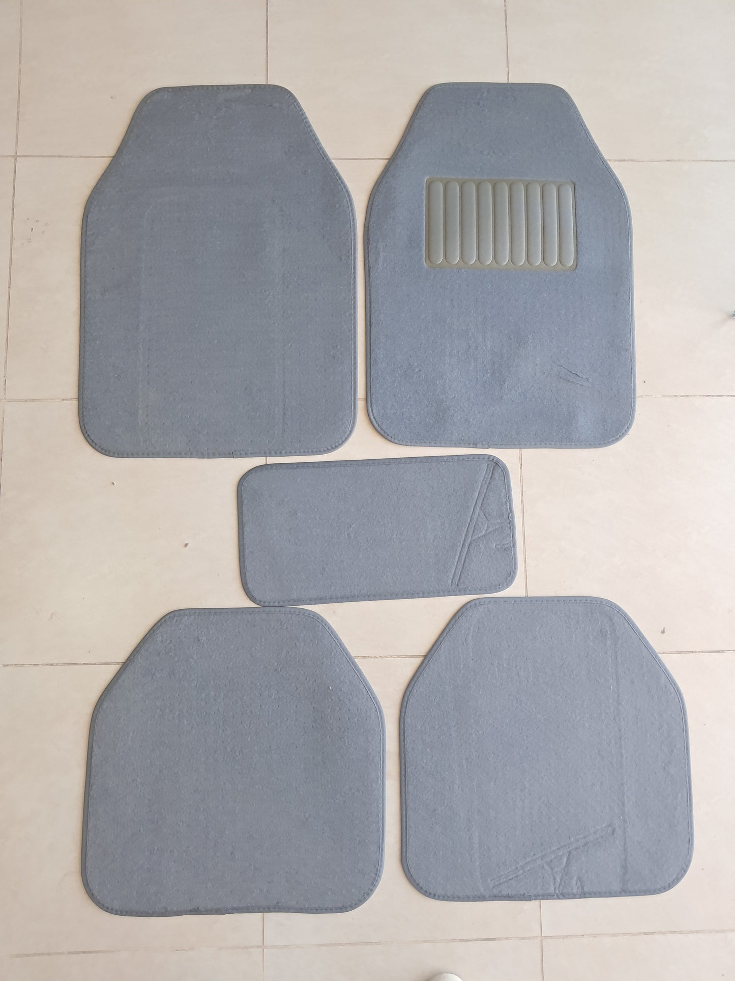 Premium Carpet Car Floor Mats – Soft Fabric Comfort Set (5 PCS)